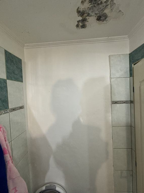 Zazdění otvoru v koupelně — hotová malba